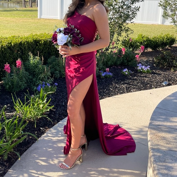 Burgundy Prom dress. Worn once. Excellent condition! Size small - Picture 3 of 4